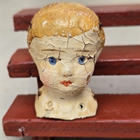 blaa-oejne-roed-mund-papmache-gult-haar-dukke-hoved-krakeleret-gammelt